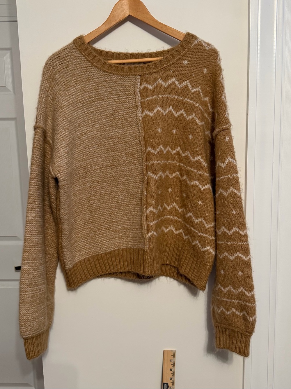 vestique Two-Tone Tan & Cream Patterned Crewneck Sweater